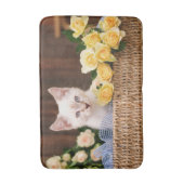 Niedliche Kleintiere | Kätzchen und Gelbe Rosen Badematte (Vorderseite Vertikal)