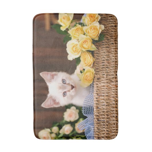 Niedliche Kleintiere | Kätzchen und Gelbe Rosen Badematte (Vorderseite Vertikal)