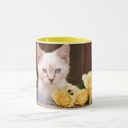 Niedliche Kleintiere | Kätzchen und Gelbe Rosen Tasse (Zentrum)