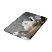 Niedliche Kleintiere | Katze im Bett Badematte (Schrägansicht)