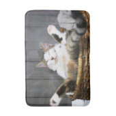 Niedliche Kleintiere | Katze im Bett Badematte (Vorderseite Vertikal)