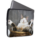 Niedliche Kleintiere | Katze im Bett Laptopschutzhülle (Vorne Rechts)