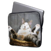 Niedliche Kleintiere | Katze im Bett Laptopschutzhülle (Vorderseite Links)