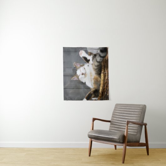 Niedliche Kleintiere | Katze im Bett Wandteppich (Beispiel)