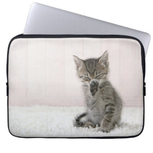 Niedliche Kleintiere Licking Tabby Kitten Laptopschutzhülle