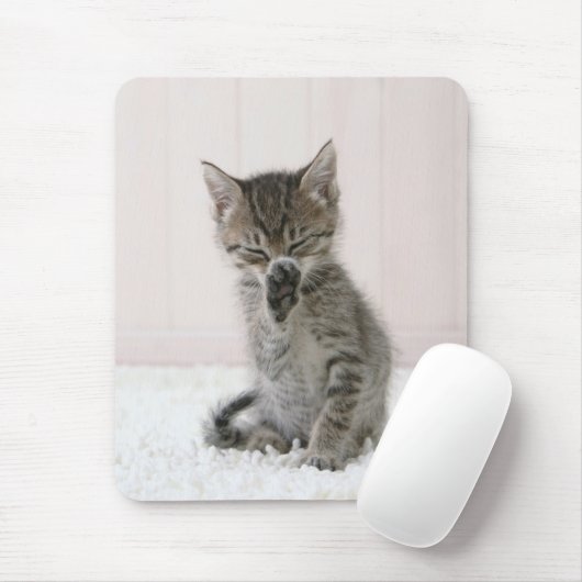 Niedliche Kleintiere | Licking Tabby Kitten Mousepad (Mit Mouse)