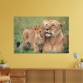 Niedliche Kleintiere | Lion Cub & Mother Leinwanddruck (Insitu (Wohnzimmer))