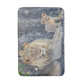 Niedliche Kleintiere | Löwe Vater & Cub Badematte (Vorderseite Vertikal)