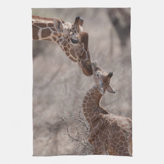 Niedliche Kleintiere | Mutter und Baby Giraffe Geschirrtuch (Vertikal)