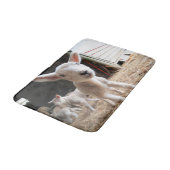 Niedliche Kleintiere | Niedliches Lamm in einem la Badematte (Schrägansicht)