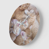 Niedliche Kleintiere | Orange Kitten Pile Große Wanduhr (Winkel)
