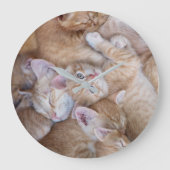 Niedliche Kleintiere | Orange Kitten Pile Große Wanduhr (Vorderseite)