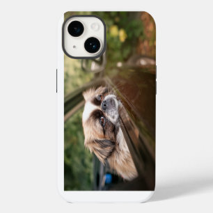 Niedliche Kleintiere Pekingese Welpe im Auto iPhone 14 Hülle