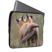 Niedliche Kleintiere | Red Fox Kits Locking Schwan Laptopschutzhülle (Vorne Rechts)