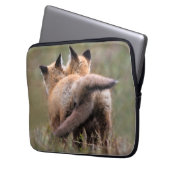 Niedliche Kleintiere | Red Fox Kits Locking Schwan Laptopschutzhülle (Vorderseite Links)