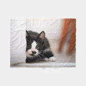 Niedliche Kleintiere | Schwarze und weiße Kätzchen Fleecedecke (Vorderseite (Horizontal))