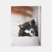 Niedliche Kleintiere | Schwarze und weiße Kätzchen Fleecedecke (Vorderseite)