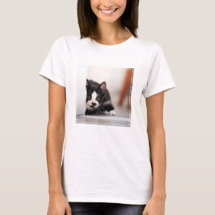 Niedliche Kleintiere Schwarze und weiße Kätzchen T-Shirt
