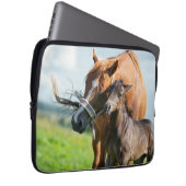 Niedliche Kleintiere | Schwarzer Fohlen mit Mama Laptopschutzhülle (Vorne Rechts)