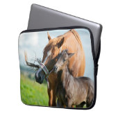 Niedliche Kleintiere | Schwarzer Fohlen mit Mama Laptopschutzhülle (Vorderseite Links)
