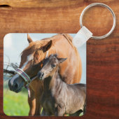 Niedliche Kleintiere | Schwarzer Fohlen mit Mama Schlüsselanhänger (Rückseite)