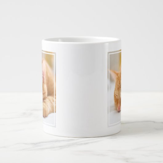 Niedliche Kleintiere | Sleeping Ginger Cat Jumbo-Tasse (Vorderseite)