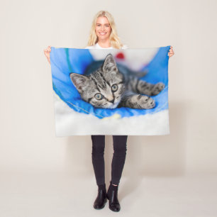 Niedliche Kleintiere Tabby Kitten im Spieltunnel Fleecedecke