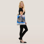 Niedliche Kleintiere | Tabby Kitten im Spieltunnel Tasche (Am Model)