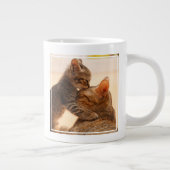 Niedliche Kleintiere | Tabby Kitten Kiss Jumbo-Tasse (Rechts)