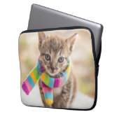 Niedliche Kleintiere | Tabby Kitten Rainbow Scarf Laptopschutzhülle (Vorderseite Links)