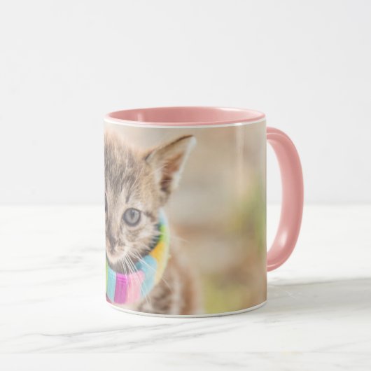 Niedliche Kleintiere | Tabby Kitten Rainbow Scarf Tasse (VorderseiteRechts)
