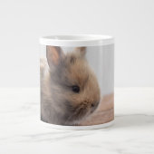 Niedliche Kleintiere | Tiny Baby Bunny Jumbo-Tasse (Vorderseite)