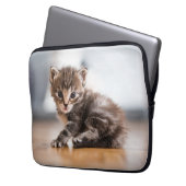 Niedliche Kleintiere | Tiny Tabby Kitten Laptopschutzhülle (Vorderseite Links)