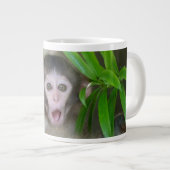 Niedliche Kleintiere | Überraschender Schneeaffe Jumbo-Tasse (Vorderseite Rechts)