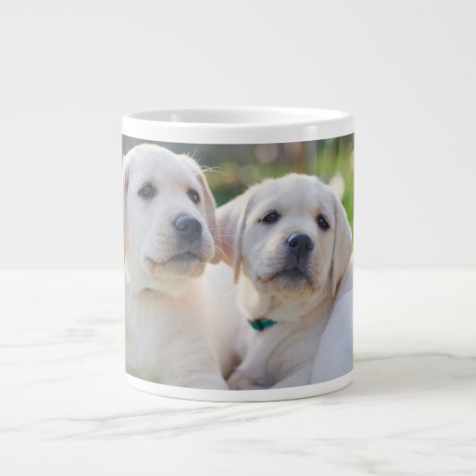 Niedliche Kleintiere | Yellow Labrador Retrievers Jumbo-Tasse (Vorderseite)