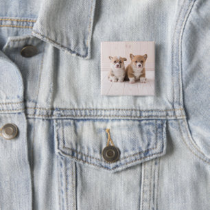 Niedliche Kleintiere Zwei Baby Corgis sitzen Button