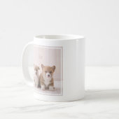Niedliche Kleintiere | Zwei Baby Corgis sitzen Kaffeetasse (Vorderseite Links)