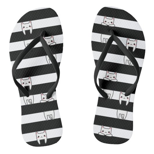 Niedliche Kletterkatzen auf schwarzen und weißen S Badesandalen (Fußbett)