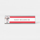 Niedliche Koala-Bärenkurse mit Red Stethoscope Schreibtischnamensplakette (Vorderseite )