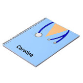 Niedliche Krankenschwestern scheuert wunderliches Notizblock (Linke Seite)