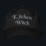 Niedliche Küche Hexe Moderner Hut Lila Schwarz<br><div class="desc">Eine niedliche hübsche,  lila bestickte,  schwarze Baseballkappe mit dem Text Kitchen Witch. Es kann personalisiert sein. Eine coole moderne Hexe,  die Geschenkidee.</div>