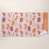 Niedliche Kuchen, Kuchen und Donuts mit rosa Namen Strandtuch (Vorderseite)