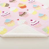 Niedliche Kuchen-Nahrung mit rosa Sherpadecke (3/4)