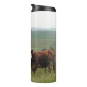 Niedliche Kuh im Betrieb Thermosbecher (Nach rechts gedreht)