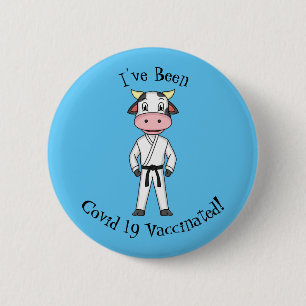 Niedliche Kuh in Kung Fu Anzug Cartoon Button