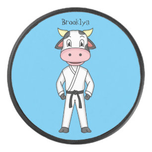Niedliche Kuh in Kung Fu Anzug Cartoon Eishockey Puck