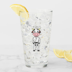 Niedliche Kuh in Kung Fu Anzug Cartoon Glas