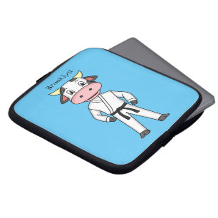 Niedliche Kuh in Kung Fu Anzug Cartoon Laptopschutzhülle