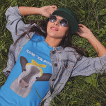Niedliche Kuh mit benutzerdefinierten Bow-Meldunge T-Shirt<br><div class="desc">Der Slogan auf diesem grafischen Tee ist bereit,  mit Ihrer eigenen Nachricht individuell angepasst zu werden. Die fett gedruckten weißen Buchstaben werden über einer Abbildung einer niedlichen Kuh mit gelbem Bogen dargestellt.</div>