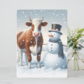 Niedliche Kuh & Schneemann im Winterfeld Feiertagskarte (Stehend Vorderseite)